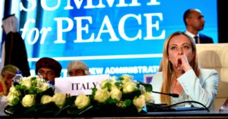 Copertina di Giorgia Meloni al summit per la pace in Egitto: “Hamas usa terrorismo per impedire dialogo, reazioni non siano motivate da vendetta”