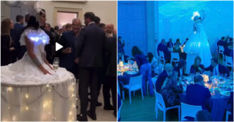 Copertina di Verona, ragazze vestite da tavolino portano bicchieri di champagne a una cena di gala. La vicesindaca: “Oggettivazione della donna”