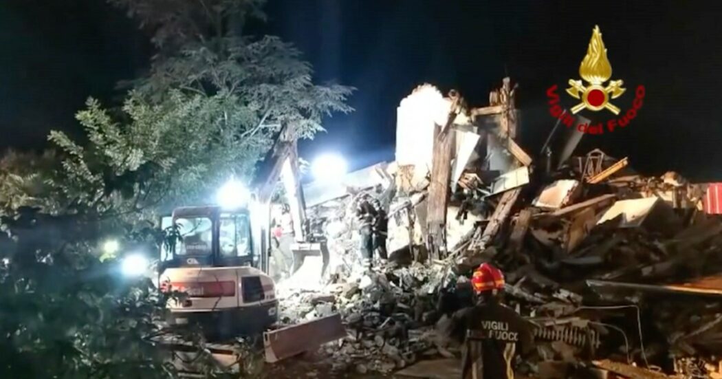 Crolla una casa dopo l’esplosione di una bombola di gpl: morto un uomo nel Ferrarese, si cerca una donna tra le macerie
