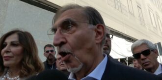 Copertina di La Russa festeggia un anno di governo: “Attacchi? Acqua che mi scivola addosso. Peggio negli anni 70, quando l’aggressione era fisica”