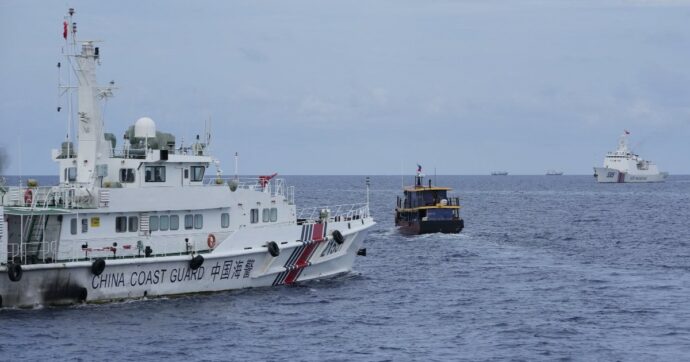 Tensioni Cina-Filippine, collisione tra imbarcazioni nel Mar cinese meridionale. Manila: “Provocazione deliberata di Pechino”