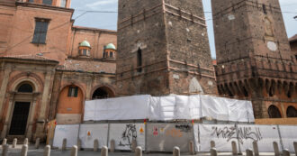 Copertina di Bologna, paura per la Torre della Garisenda: controlli sulle fondamenta, chiusa al traffico via San Vitale