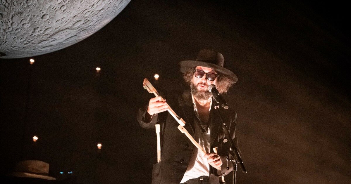 Vinicio Capossela, al via il tour invernale “Con i Tasti che Ci Abbiamo”: “E’ un invito a fare dei limiti una possibilità”