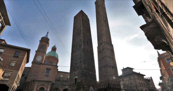 La torre Garisenda di Bologna a rischio crollo: speriamo torni presto agli antichi fasti