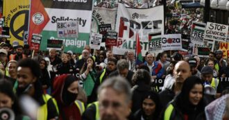 Copertina di Ministra inglese contro la polizia: “Dimostranti gridavano jihad” ma pochi arresti al corteo pacifico pro Palestina a Londra