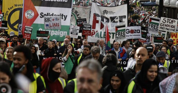 Ministra inglese contro la polizia: “Dimostranti gridavano jihad” ma pochi arresti al corteo pacifico pro Palestina a Londra