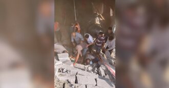 Copertina di Gaza, così si scava a mani nude per trovare sopravvissuti sotto le macerie: il video girato subito dopo un raid israeliano