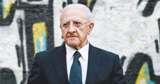 Copertina di De Luca si sente rottamatore: “Pd,  un partito di idioti”