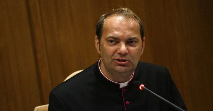 Inchiesta su un’orgia gay in casa di un sacerdote, il vescovo non coinvolto si dimette per “vergogna”