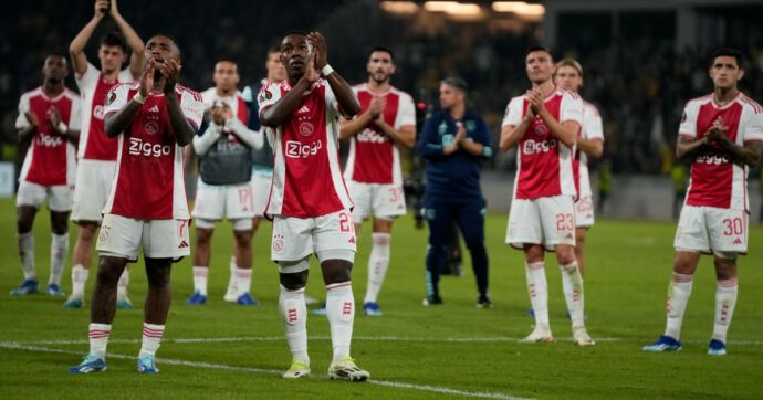 Qualcuno svegli l’Ajax dall’incubo: zona retrocessione, allenatore cacciato e ds silurato, per i Lancieri è la crisi di un modello