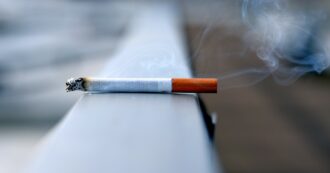 Copertina di Manovra, aumenta il prezzo delle sigarette: da 10 a 12 cent in più a pacchetto. Rincari anche su elettroniche e trinciato