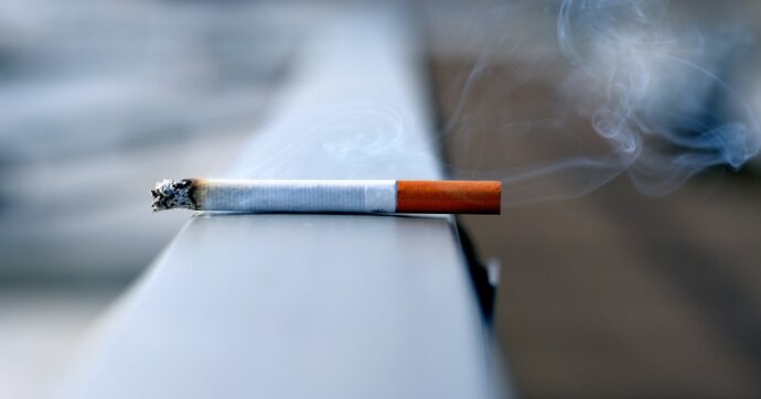 Manovra, aumenta il prezzo delle sigarette: da 10 a 12 cent in più a pacchetto. Rincari anche su elettroniche e trinciato