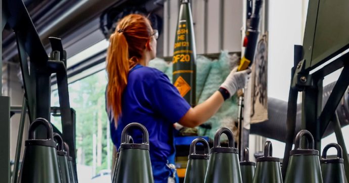 Artiglieria, Kiev teme il disimpegno: “Fate produrre le armi agli ucraini”