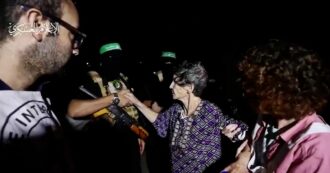 Copertina di Gaza, la donna rilasciata da Hamas stringe la mano a uno dei suoi rapitori e gli dice “shalom”: il video