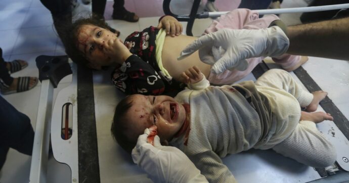 Il carburante a Gaza sta per finire, rischio blackout negli ospedali: “Ai 120 neonati nelle incubatrici rimangono poche ore di vita”
