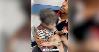 Copertina di Gaza, lo shock del bambino estratto dalle macerie: gli effetti devastanti della guerra sui minori. Unicef: “Numeri sconcertanti”