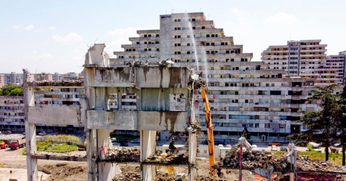 Copertina di Del Gaudio, l’oscuro pugile e commissario  di Scampia indaga  su un suicidio anomalo