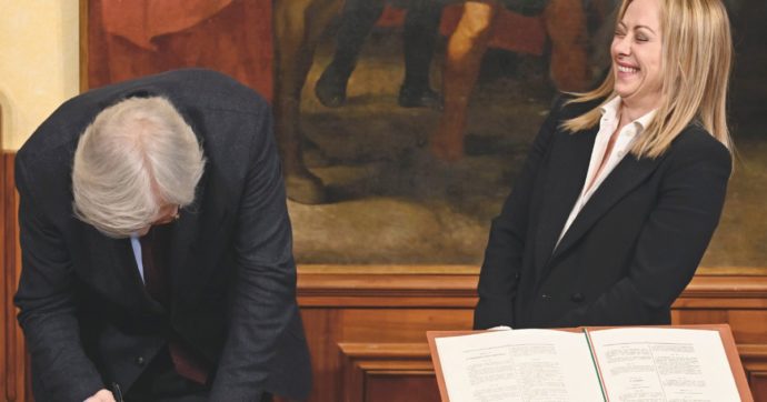 “Revochiamo le deleghe a Sgarbi”, Meloni studia il dossier e prepara la via d’uscita