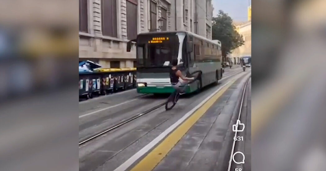 Follia in centro a Padova: in bici su una ruota fa zig-zag tra autobus e moto. Il video pubblicato sui social