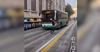Copertina di Follia in centro a Padova: in bici su una ruota fa zig-zag tra autobus e moto. Il video pubblicato sui social