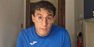 Copertina di Chi è Favarigna, lo youtuber arrestato per violenza sessuale su minore: “Masturbazione, baci e minacce contro la madre”