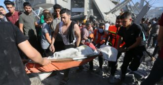 Copertina di Delegazione di Hamas in visita a Mosca: “Discusso degli ostaggi”. Accordo in Ue: chiesti “corridoi e pause umanitarie” per gli aiuti a Gaza