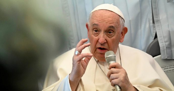 Papa Francesco: “L’Ucraina abbia il coraggio di alzare bandiera bianca e negoziare. Non è una resa, ma il bene del popolo”