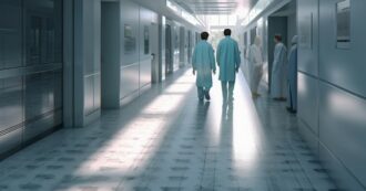 Copertina di In Sicilia i medici fuggono dagli ospedali pubblici verso le cliniche private, la protesta di sindaci e pazienti: “Sanità al collasso”
