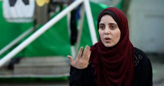 Copertina di Gaza, il racconto di una donna fuggita al sud: “Mischiamo l’acqua minerale con quella salata”. Oxfam: “Fame usata come arma di guerra”