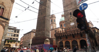 Copertina di Bologna, per consentire il restauro della Garisenda la piazza sotto le Due Torri “resterà chiusa per anni”