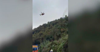 Copertina di Carrara, elicottero precipita e prende fuoco: morta la pilota 28enne, dipendente di una società di trasporti