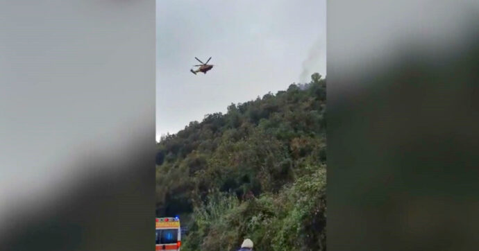 Carrara, elicottero precipita e prende fuoco: morta la pilota 28enne, dipendente di una società di trasporti