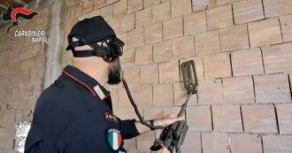 Copertina di Armi e droga “murati” in un casolare di Caivano, nel blitz dei carabinieri arrestati due uomini