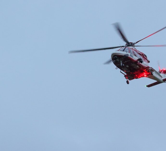 “Voleva solo far vedere il posto alla sua famiglia”: fa un giro in elicottero con le nipoti prima del suo matrimonio ma durante il volo colpisce una corda e si schianta tra le montagne