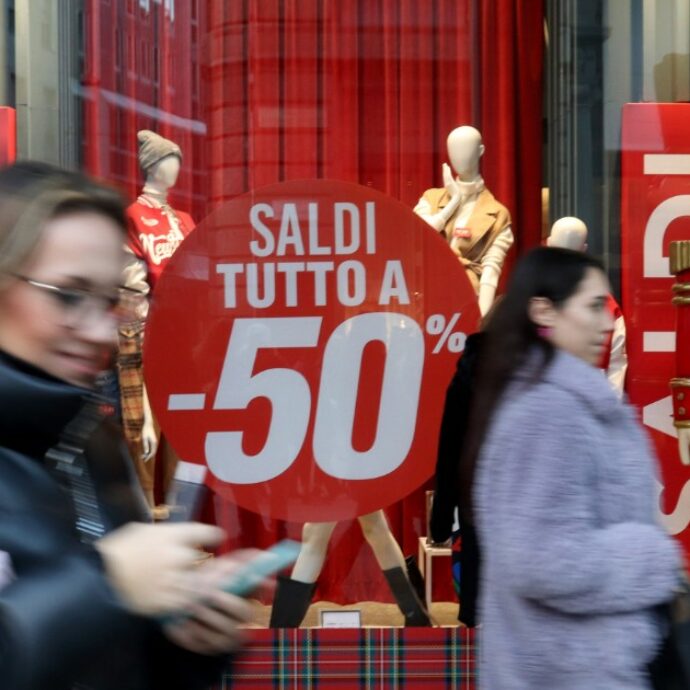 Dieci pezzi “furbi” da acquistare durante i saldi invernali 2026, tra classici, tendenze e convenienza