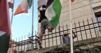 Copertina di Corteo pro-Palestina a Roma, manifestante si arrampica sul cancello della sede della Fao e strappa la bandiera di Israele