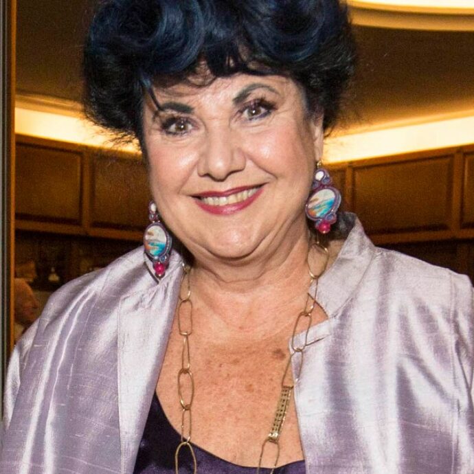 “Sono piena di dolori, il grande pannello mi ha colpita in testa e sulla spalla. Poteva essere una tragedia, ma è andata bene”: Marisa Laurito racconta l’incidente a teatro