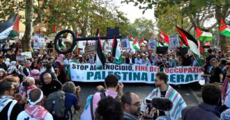 Copertina di Roma, manifestanti da tutta Italia per il corteo pro-Palestina: bandiere, cori contro Israele e una gigantesca “chiave del ritorno”