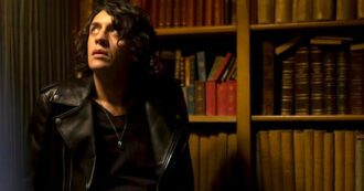 Copertina di Motta a FqMagazine: “C’è tantissima voglia in questo Paese di vedere qualcuno che faccia qualcosa di Sinistra. Nella musica si parla meno di politica perché fa comodo”