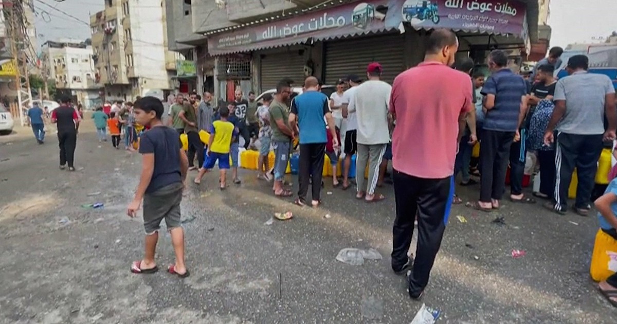 Striscia di Gaza, centinaia di persone in fila con le taniche per avere un po’ di acqua potabile