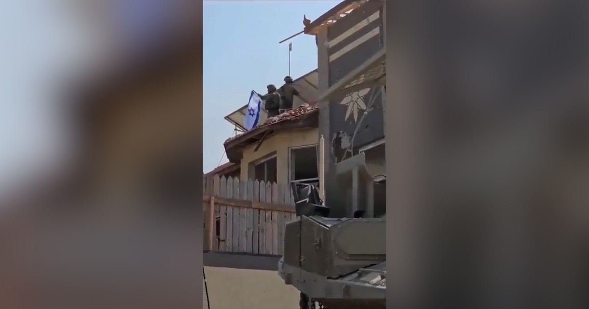 Gaza, soldati israeliani innalzano la bandiera nazionale su una casa del nord della Striscia