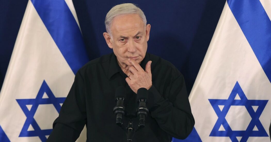 Netanyahu accusa i vertici dell’intelligence di non aver previsto l’attacco di Hamas. Gantz: “Ritiri tutto”. Il premier cancella i post e si scusa