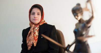 Copertina di L’attivista iraniana per i diritti umani Nasrin Sotoudeh è stata (di nuovo) arrestata: il post della figlia sui social