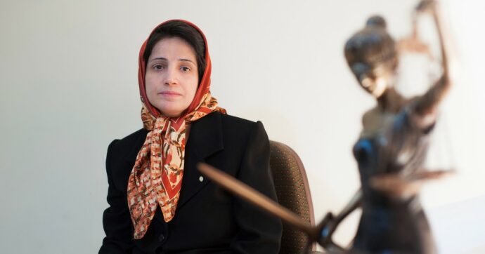 L’attivista iraniana Nasrin Sotoudeh picchiata e arrestata durante i funerali della 16enne Armita Geravand: “Non indossava il velo”