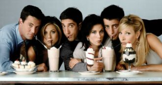 Copertina di Friends, come mai il cast non si è riunito per ricordare Matthew Perry agli Emmy?
