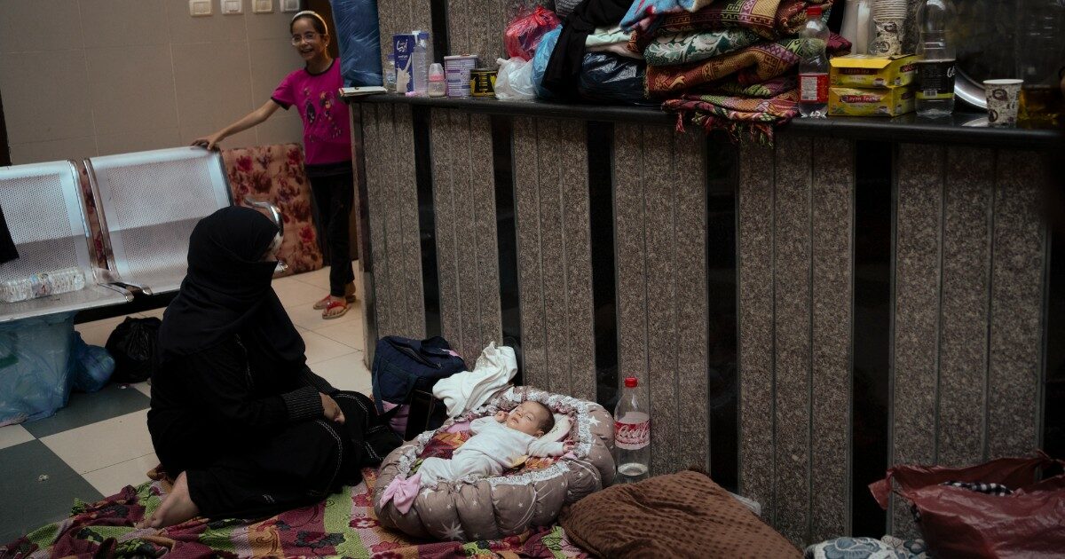 Partorire sotto le bombe a Gaza, i racconti: “Ho perso il contatto con il mio medico”, “non abbiamo niente, se non la paura per i nostri figli”