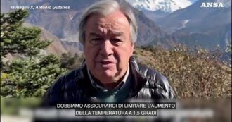 Copertina di Clima, il videomessaggio del segretario Onu Guterres dall’Himalaya: “Ghiacciai si sciolgono a livello record, fermiamo questa follia”