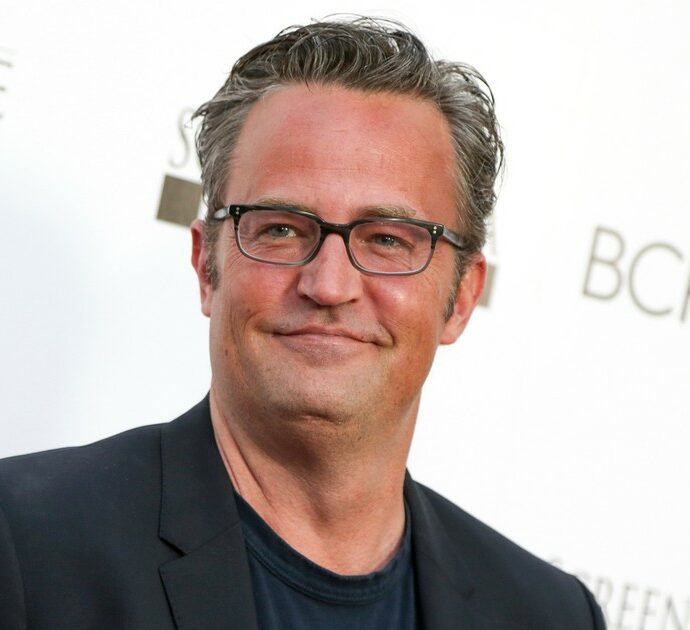 “Matthew Perry aveva fatto togliere da ‘Friends’ la scena in cui Chandler tradisce Monica, così ha cambiato il corso dello show”