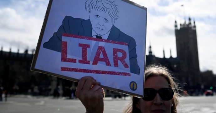 Inchiesta Covid in Uk: il governo Johnson cancellò i messaggi WhatsApp del 2020