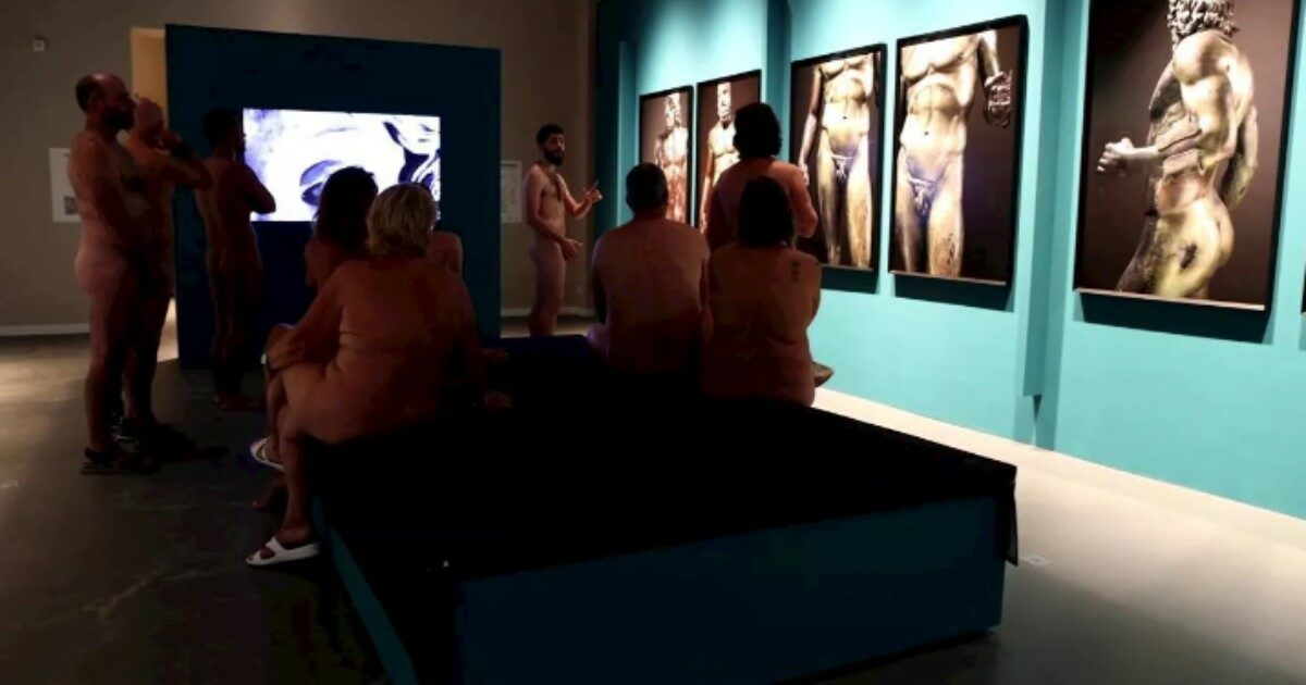 Visitatori nudi al museo davanti alle foto dei Bronzi di Riace: “I corpi non devono essere motivo di vergogna per nessuno”